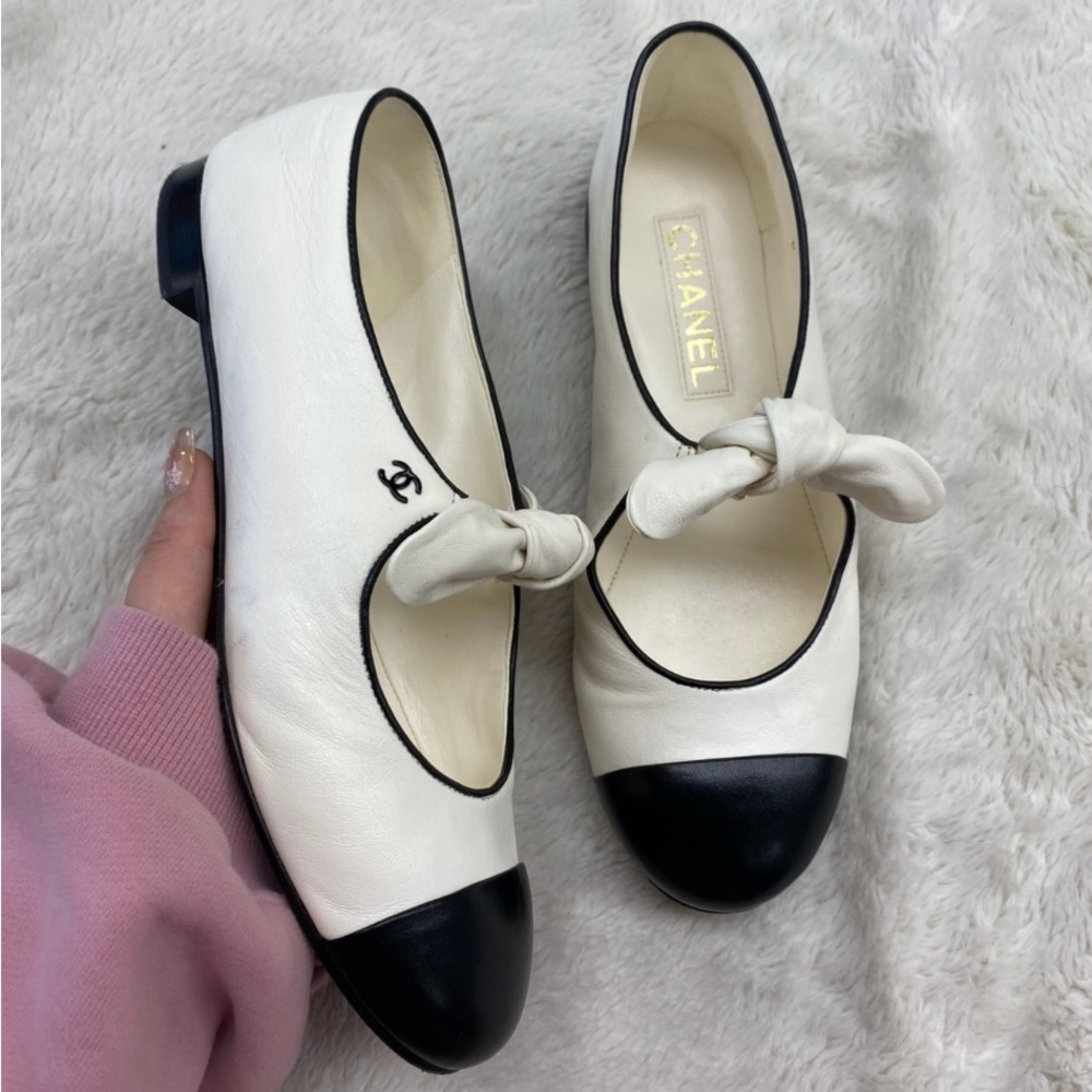 CHANEL Cream and Black Women's Flats